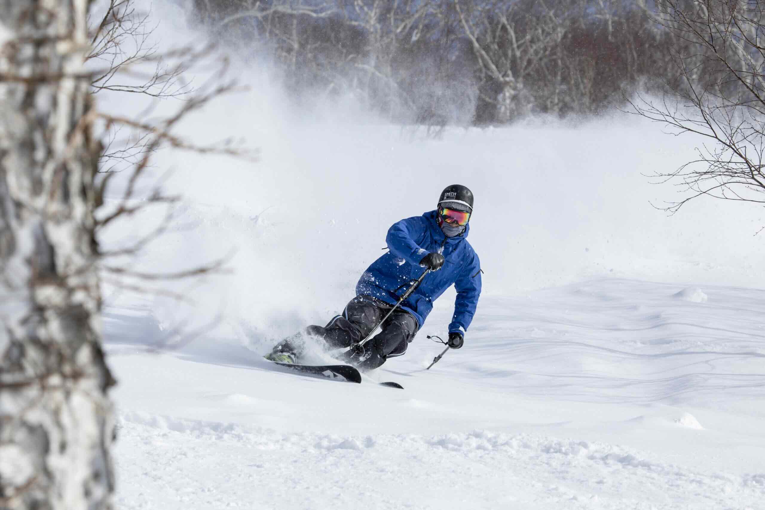 A ski makes a turn in powder snow