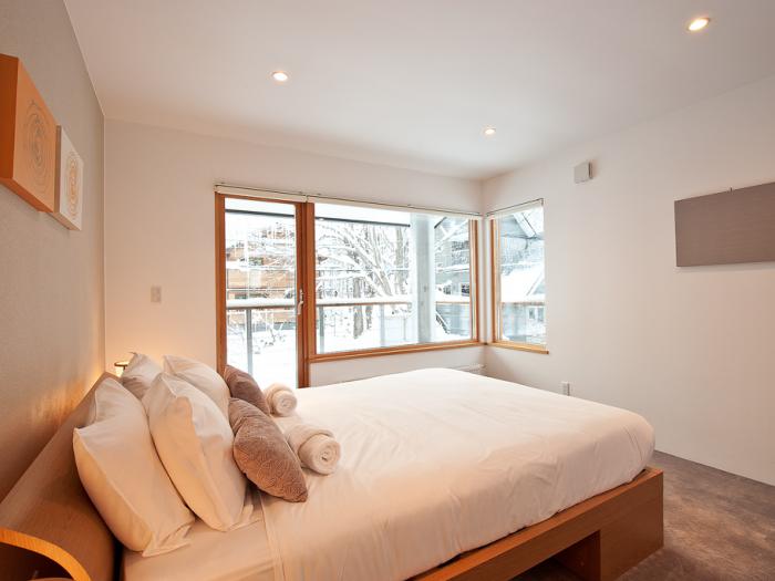 Bedroom with double bed with white linen