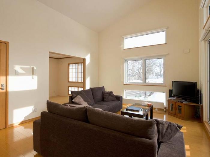 sofa and tv in the lounge of Ruby Chalet