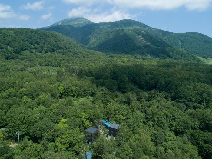 Yuki no Taki A house in the middle of lushly forested green hills