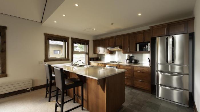 Kitchen island bench with kitchen behind