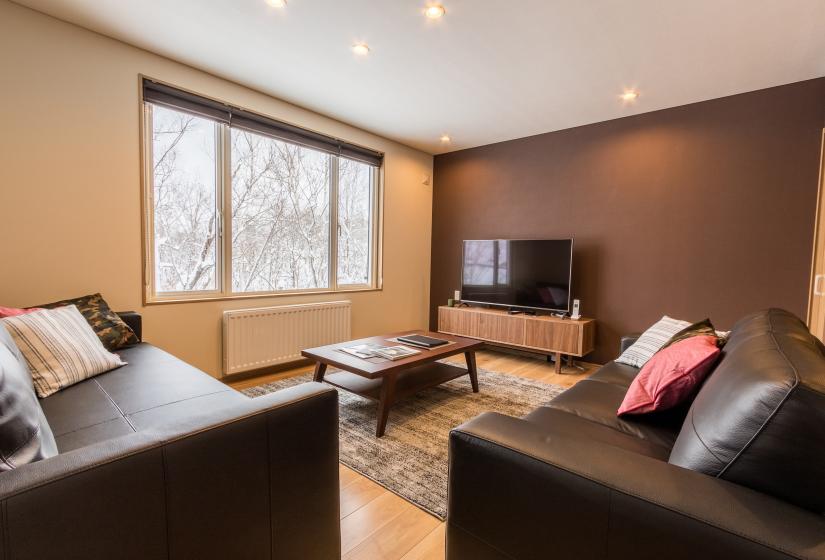 living area with flat screen tv