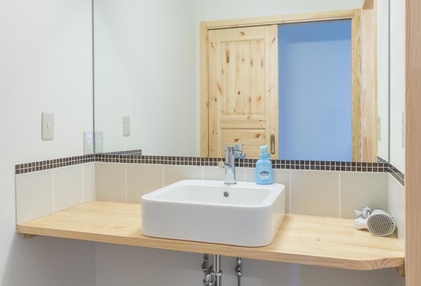 Lodge Mori bathroom basin and mirror