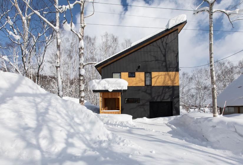 exterior with driveway in winter