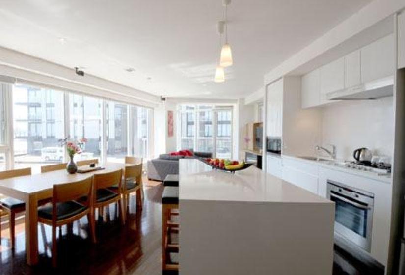 island countertop with fruit basket and dining table