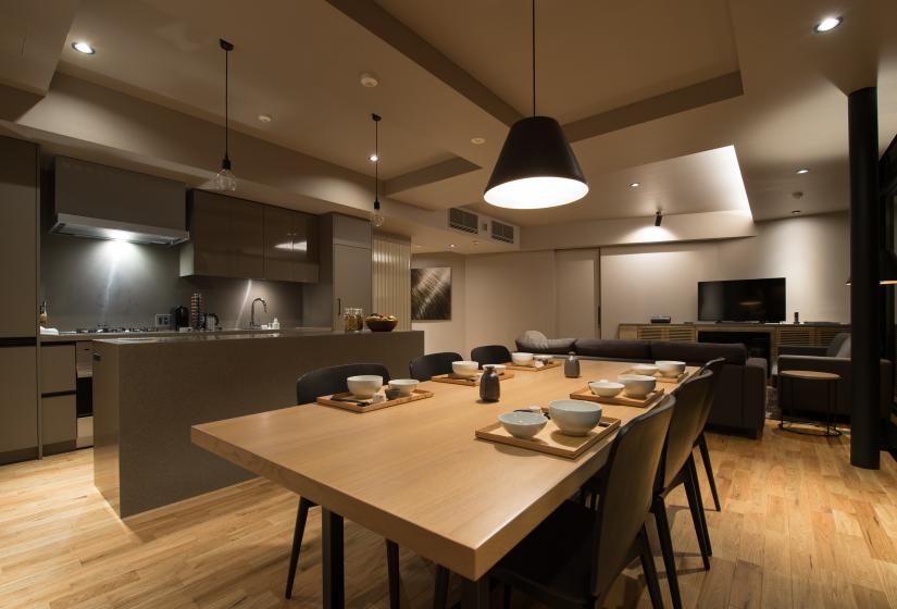 Dining room table, hanging light