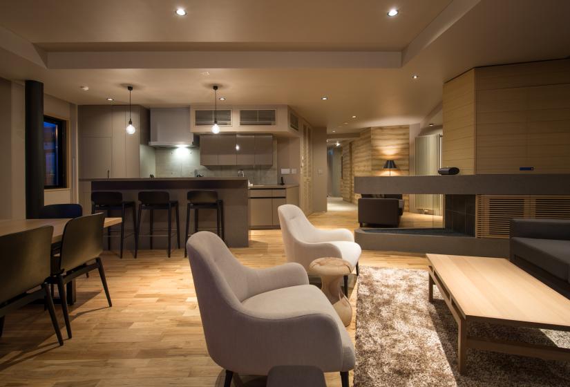 Grey ounge chairs & coffee table