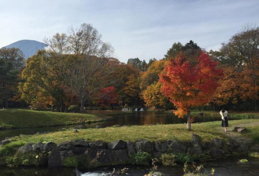 Beautiful views and fall colours Kyougoku park with water features and stunning fall colours