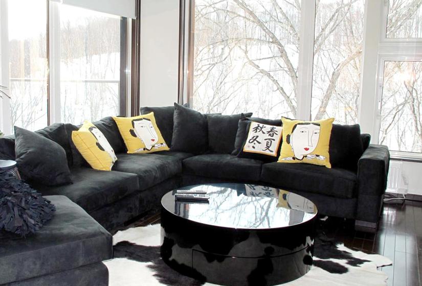 Living area, black sofa and round table