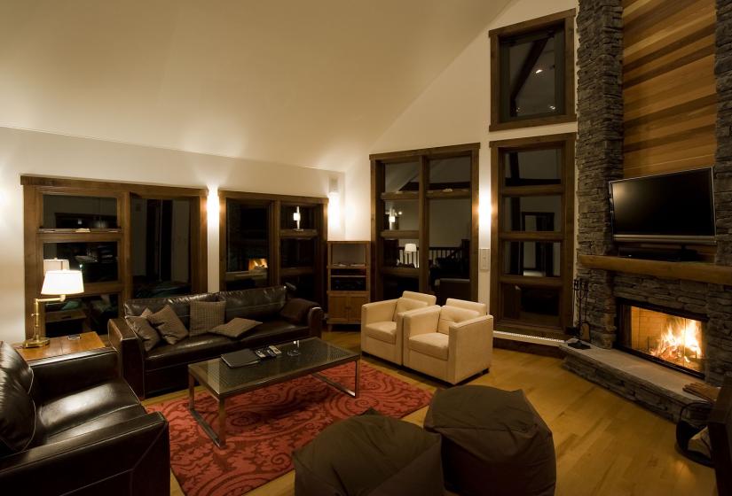 Living area with coffee table and red rug