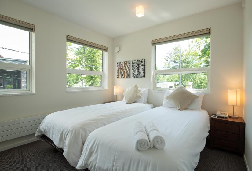 fumoto-2880px-010.jpg two single beds with white sheets and white rolled towels