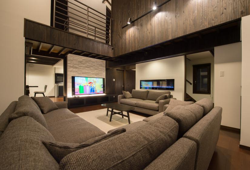 living room with view of flat screen tv