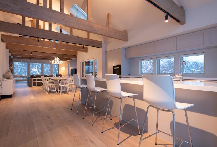 white stools at breakfast bar