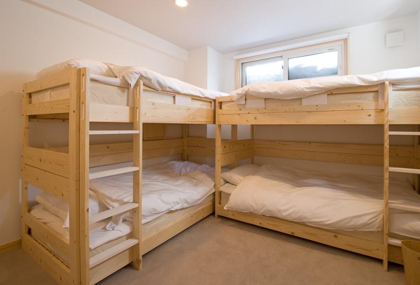 Bunk beds with white duvets