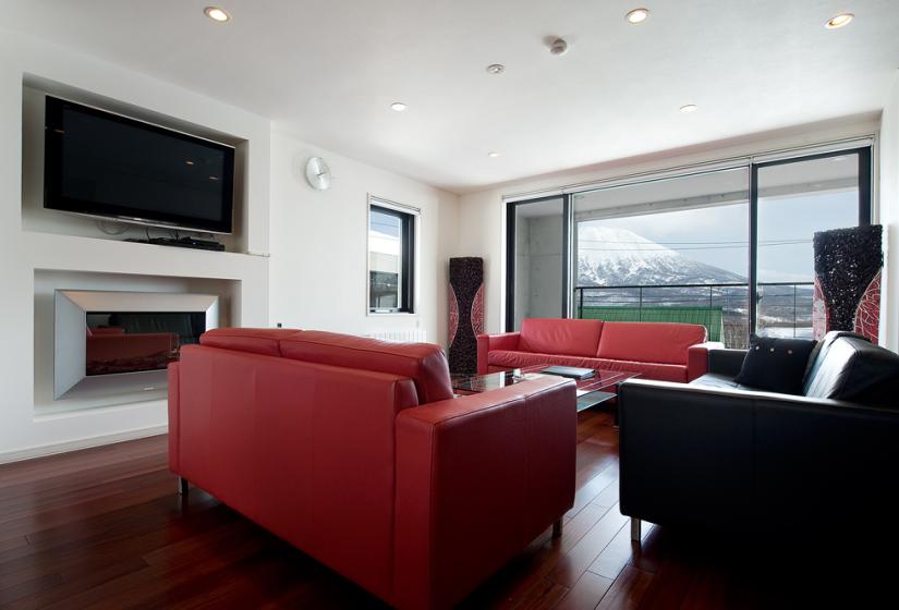 Red lounge suite, large TV and yotei views