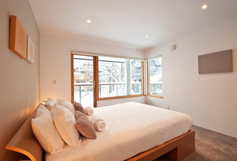 Bedroom with double bed with white linen