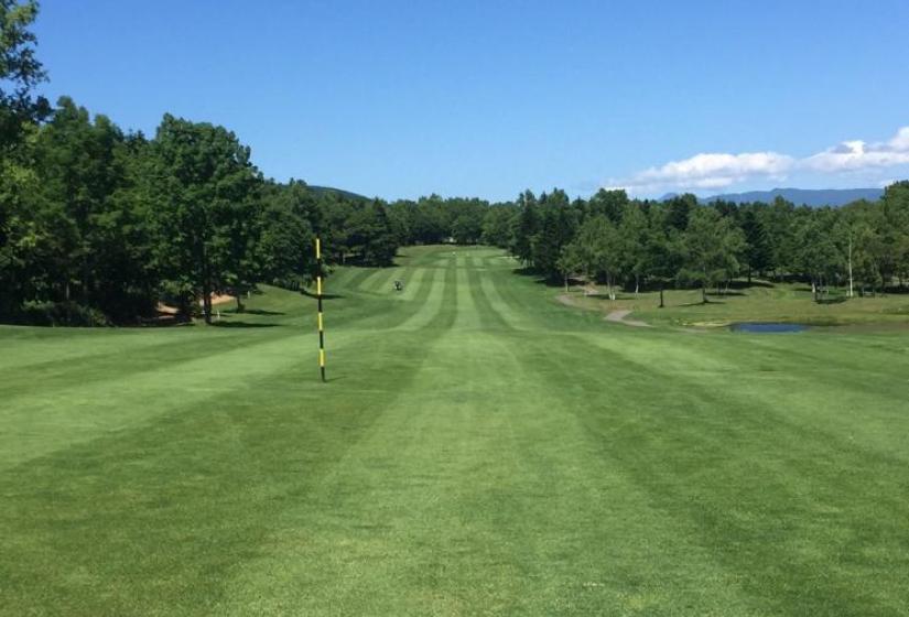 A well manicured golf fairway