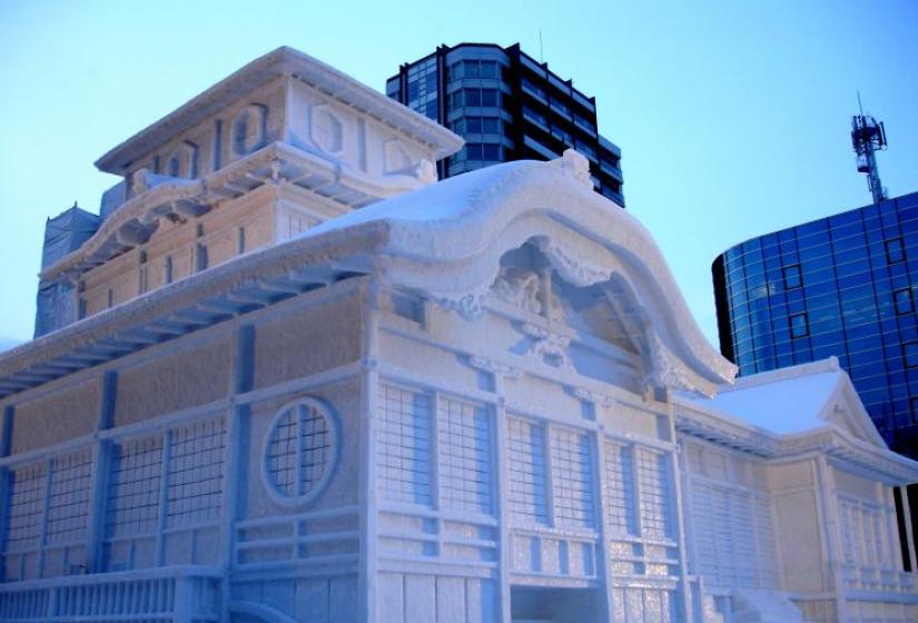 Hiunkaku pavilion of Nishi Hongan-ji Temple in Kyoto, carved in snow