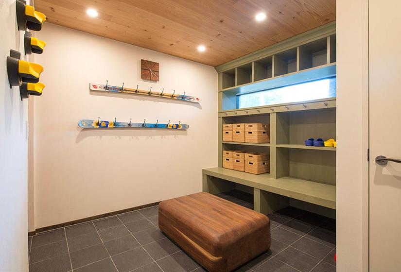 ski drying room with bench and wooden shelves