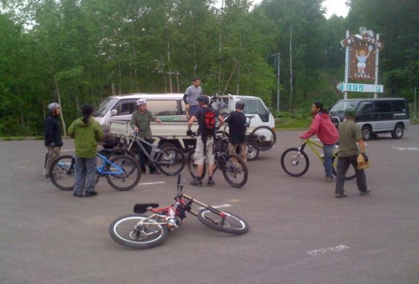 The Niseko crew loading up the bikes