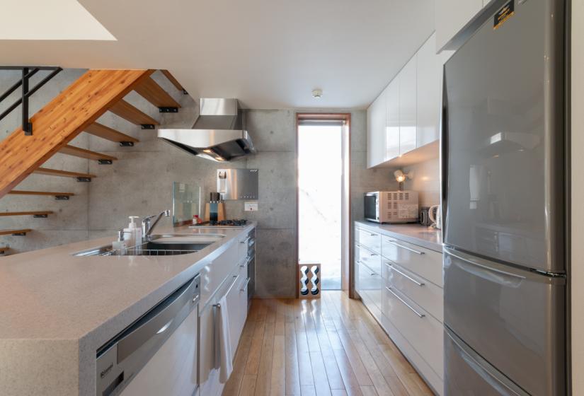 kitchen with drawers, sink, stove, microwave, refrigerator, and window