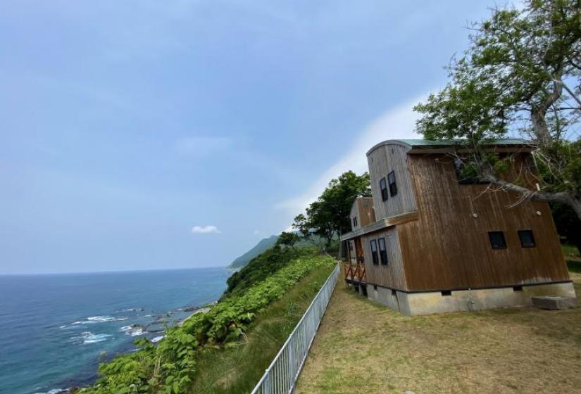 A large cabin with view of the sea below