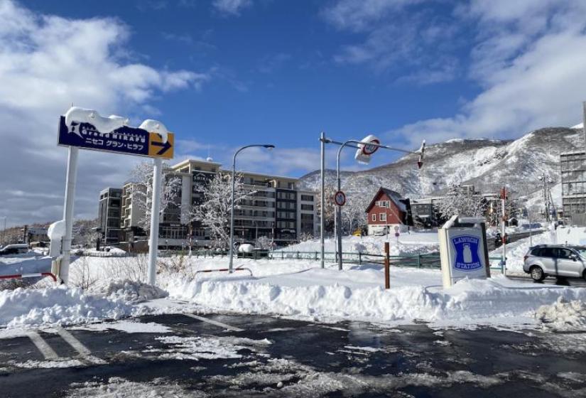 A snowy roadside scene at Lawson, Hirafu 