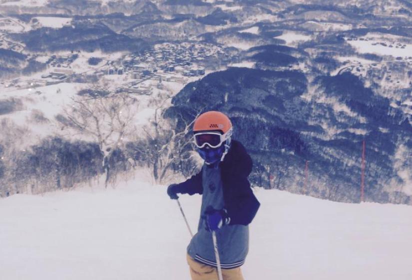 luke_ski.jpg A young skiier loking up the slope