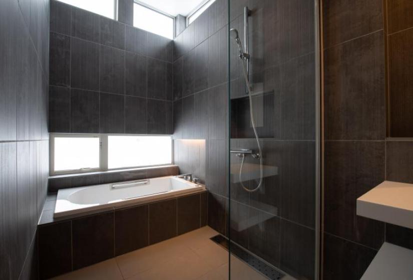 Mountain Butterfly Master ensuite White bathtub in black titled bathroom