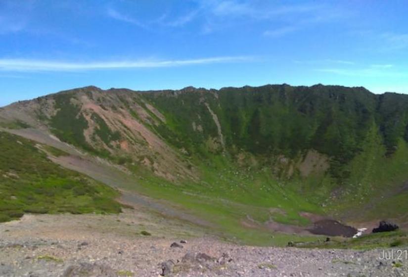 The green slopes of the crater The crater of Mt Yotei during summer