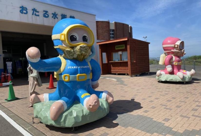 Large cartoon octopus statues at the entrance of the Otaru Aquarium