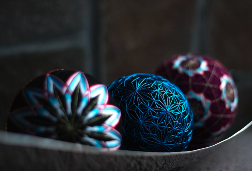 wire sculpture art on plate