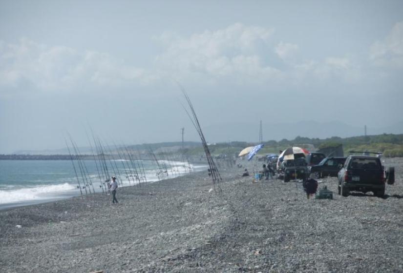 Lines of fishing roads along the coast