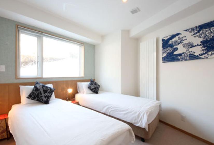 twin beds with ukiyoe wall print