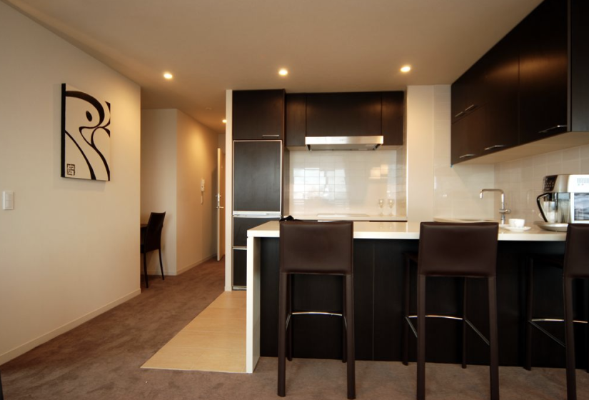 fully equipped kitchen with breakfast bar