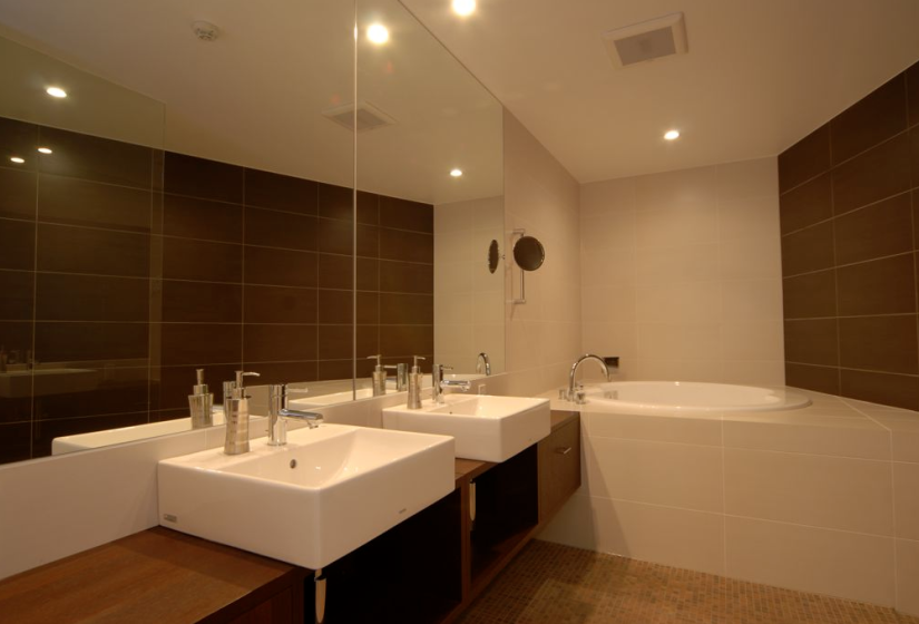 washroom with 2 sinks and bathtub