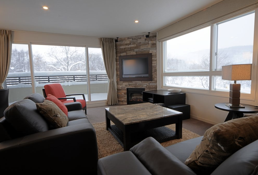 living area with coffee table, sofas, and tv