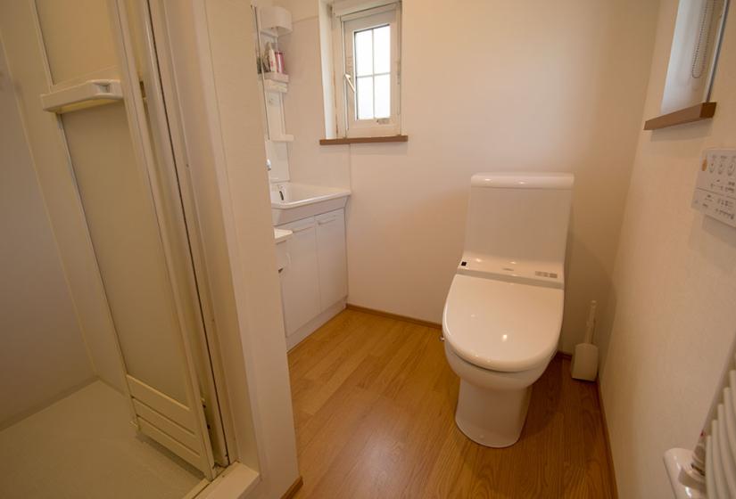 shower, vanity and toilet in a Snowbird studio