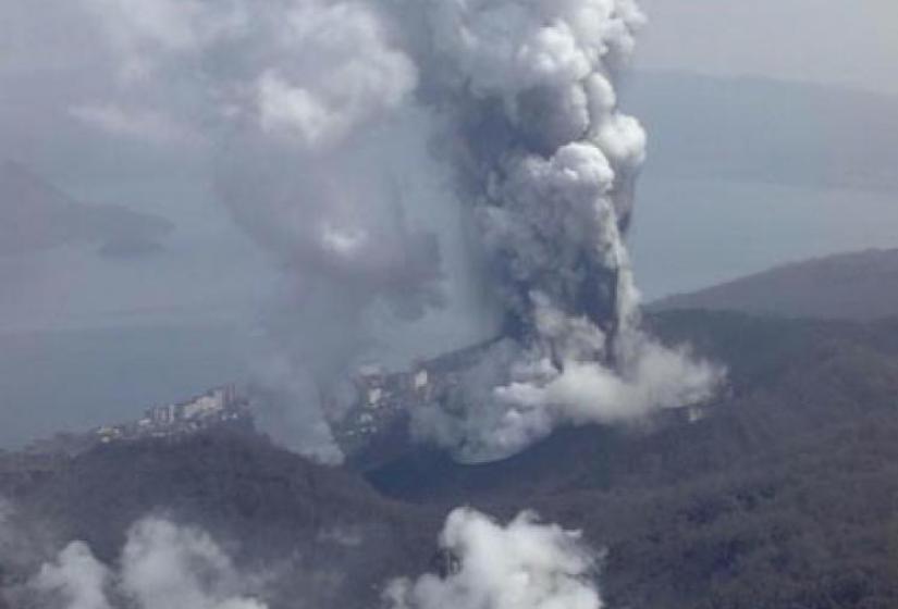 Usu-zan erupts Usu-zan Boom!
