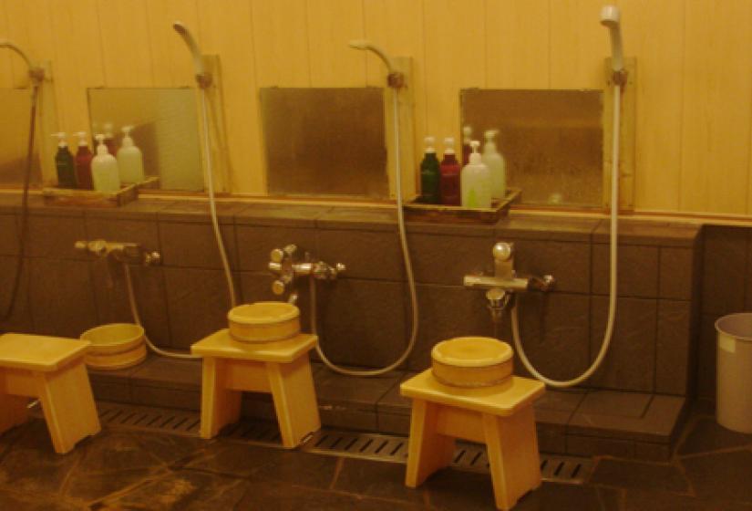 4 sit down showers at a Japanese hot spring