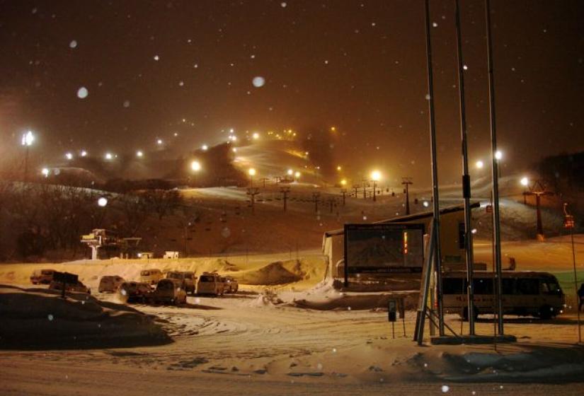 A snowy night scene in Hirafu