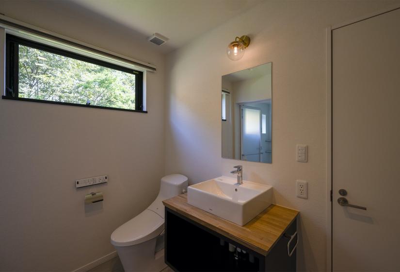 Kihaku bathroom with toilet mirror and sink