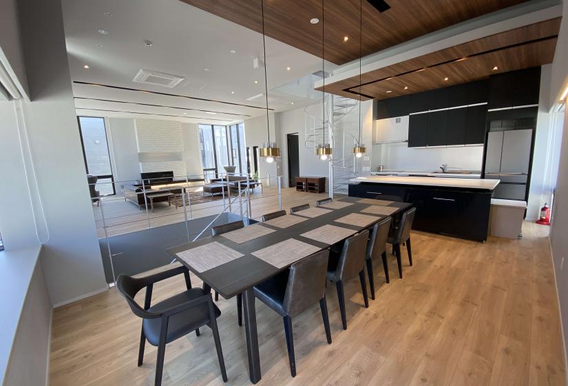 Aozora dining and kitchen A dining table with pendant lights above