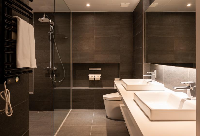 Two white sinks in a bathroom