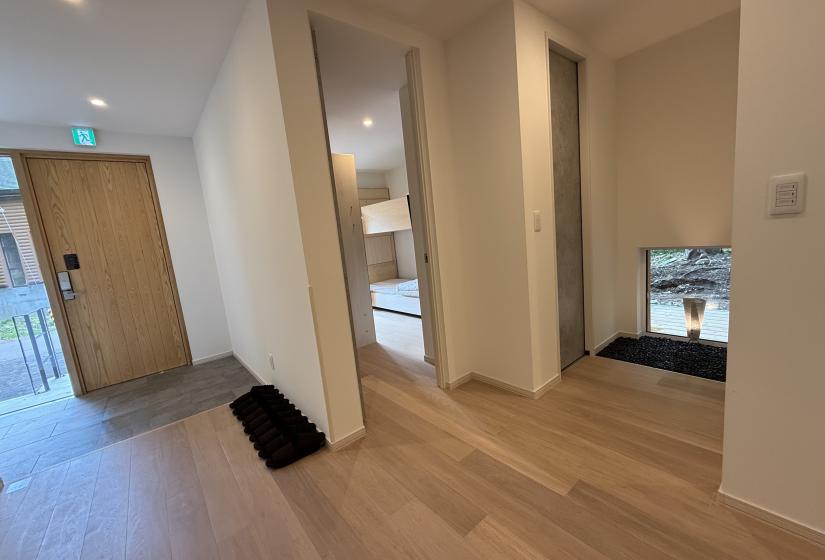 An entry way and door to the left