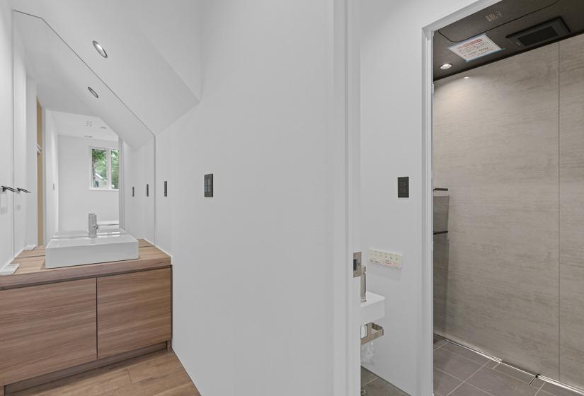 Bathroom sink