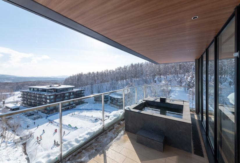 An outdoor bath on a deck